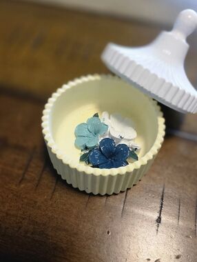 White And Yellow Ribbed Trinket Set